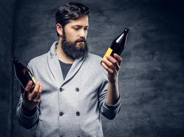 Homem detém garrafas de cerveja artesanal — Fotografia de Stock