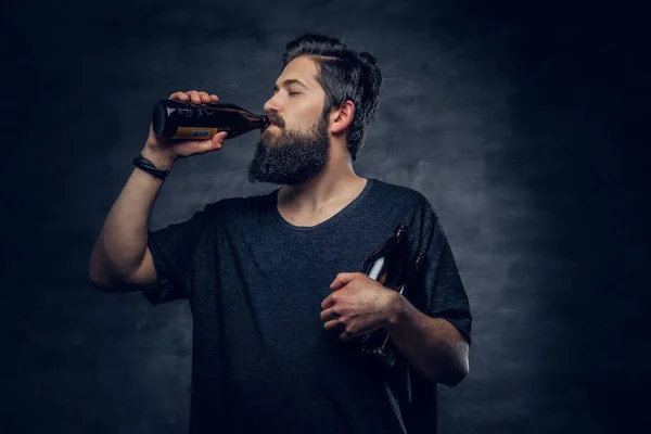 Mannen med hantverksöl på flaska. — Stockfoto