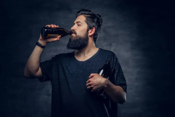 Hombre con cerveza embotellada artesanal . — Foto de Stock