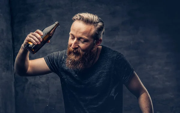 Emotionele man houdt bierflesjes — Stockfoto