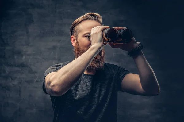 Rolig människa tittar genom ölflaskor — Stockfoto