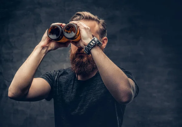 Homem engraçado olhando através de garrafas de cerveja — Fotografia de Stock