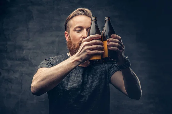 El hombre tiene dos botellas de cerveza artesanal —  Fotos de Stock