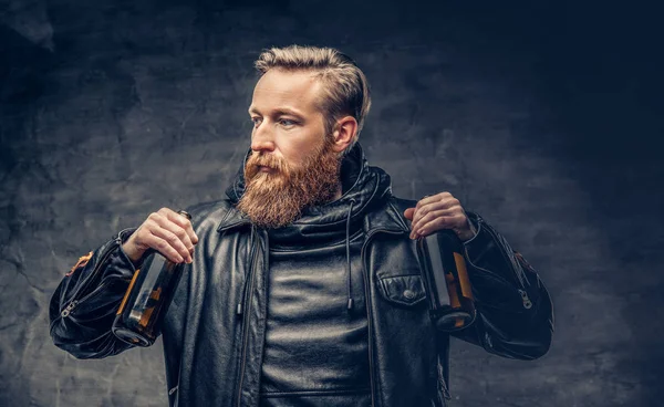 Roodharige bebaarde dronken hipster — Stockfoto
