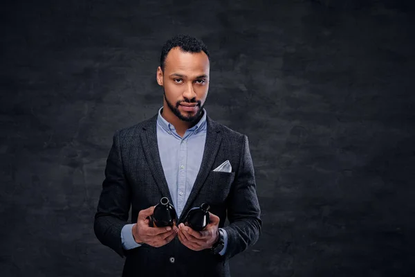 Black male holds beer bottles — Stock Photo, Image