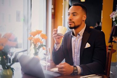 Bir kafede dizüstü bilgisayar kullanan bir iş adamı..