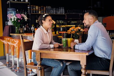 Çift konuşmak ve içme, taze meyve suyu