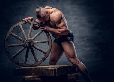 Adam portresi Studio tekerleği tutar 