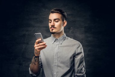 Akıllı telefon kullanan adam