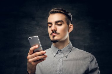 Akıllı telefon kullanan adam