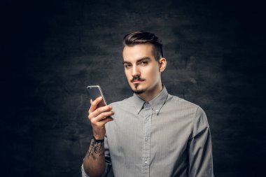 Sakallı adam akıllı telefon kullanma