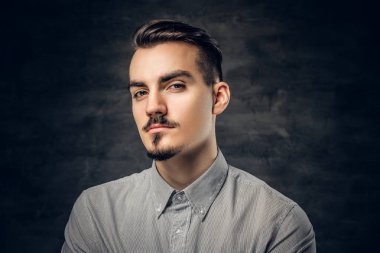 Beyaz bir gömlek şık adam