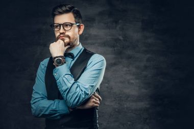 Zarif bir sakallı hippi