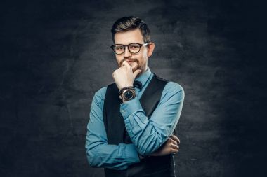 Zarif bir sakallı hippi