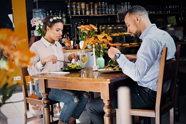 Americano masculino e feminino em um restaurante — Fotografia de Stock