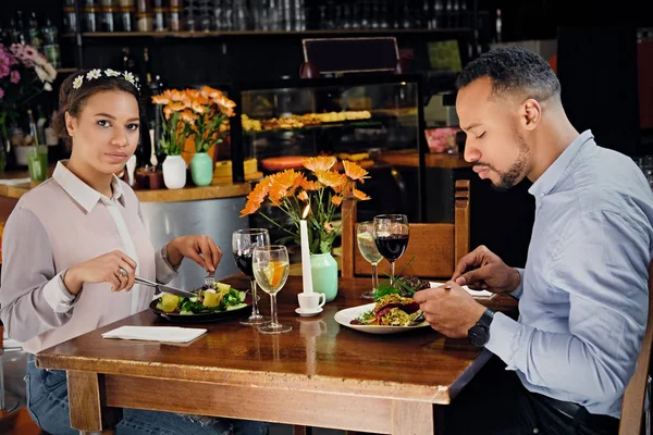 Americano masculino e feminino em um restaurante — Fotografia de Stock