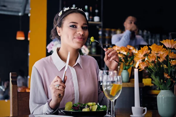 Mujer americana come comida vegetariana — Foto de Stock