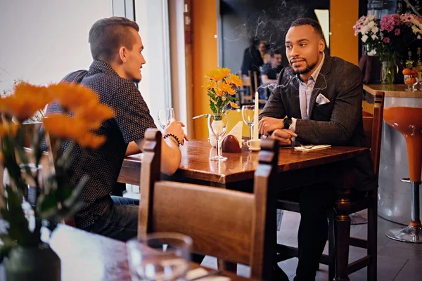 Ανδρών μιλάμε σε ένα εστιατόριο — Φωτογραφία Αρχείου