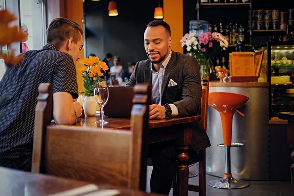 Άνδρες που έχουν μια επαγγελματική συνάντηση, σε ένα εστιατόριο — Φωτογραφία Αρχείου