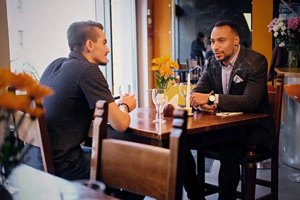 Άνδρες που έχουν μια επαγγελματική συνάντηση, σε ένα εστιατόριο — Φωτογραφία Αρχείου