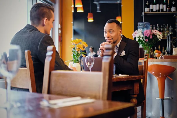Мужчины, имеющие деловую встречу в ресторане — стоковое фото