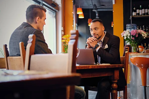 Hombres teniendo una reunión de negocios en un restaurante —  Fotos de Stock