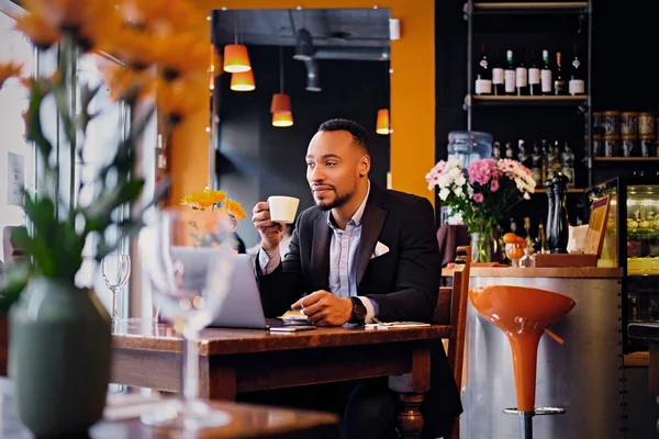 Un Américain boit du café dans un restaurant — Photo