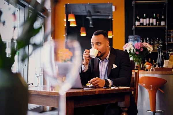 Αμερικανός άνδρας πίνει καφέ σε εστιατόριο — Φωτογραφία Αρχείου