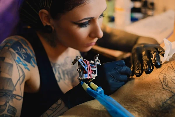 Artista del tatuaje femenino — Foto de Stock