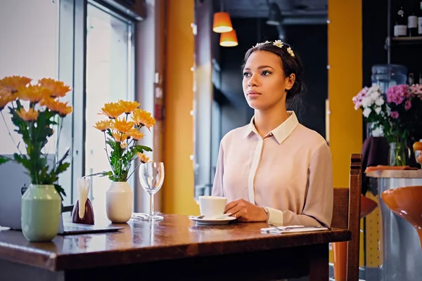 Mulher negra americana em um café . — Fotografia de Stock