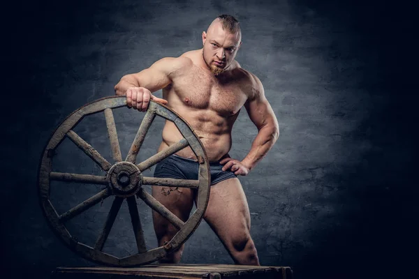 Studio portret van man houdt wiel — Stockfoto