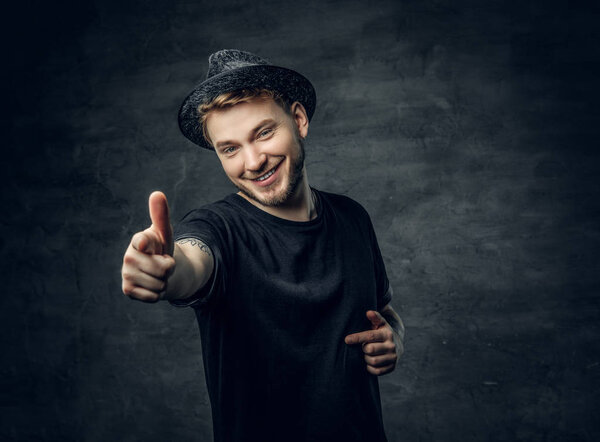 Позитивный хипстер в твидовой шляпе
