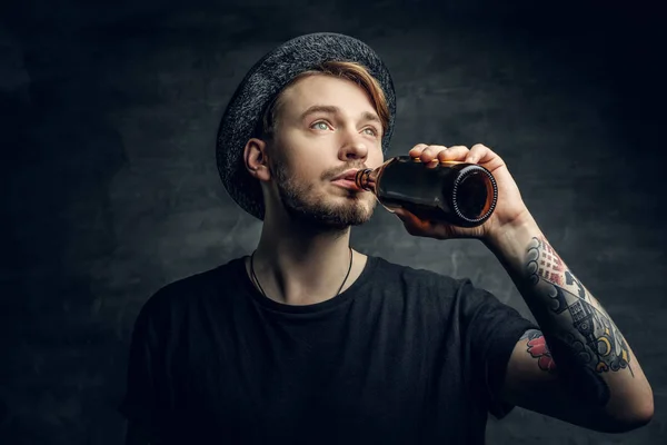 Man hantverk drycker flasköl — Stockfoto