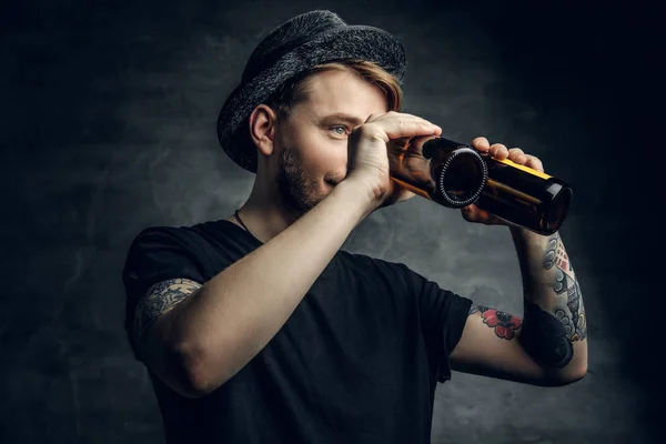 Человек смотрит через две пивные бутылки — стоковое фото