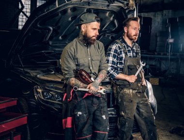 İki sakallı dövmeli mekaniği