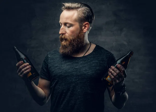 El hombre emocional tiene botellas de cerveza — Foto de Stock