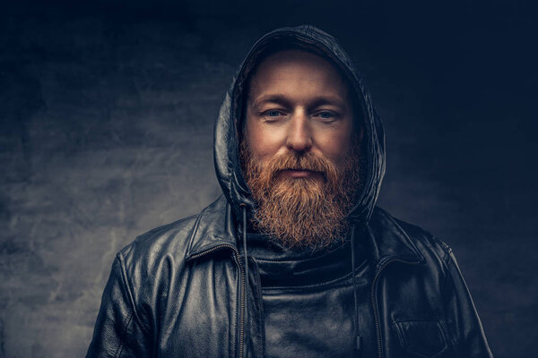 Бородатый мужчина, одетый в кожаную куртку
