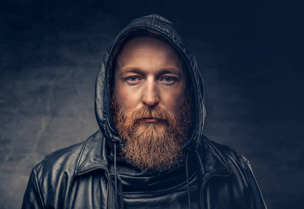 Бородатый мужчина, одетый в кожаную куртку
