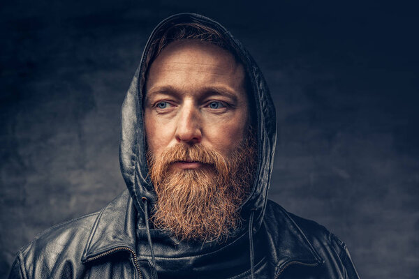 Бородатый мужчина, одетый в кожаную куртку
