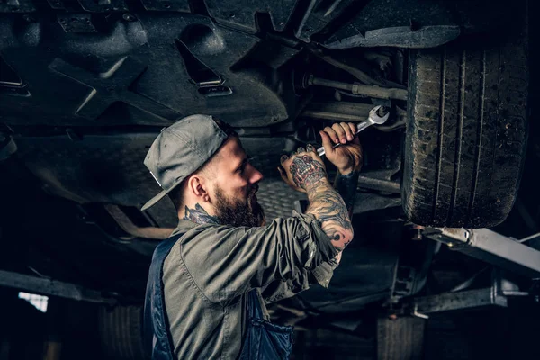 Mecánico tatuado en un taller . —  Fotos de Stock