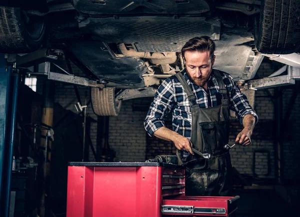 Mécanicien barbu fixant la voiture — Photo