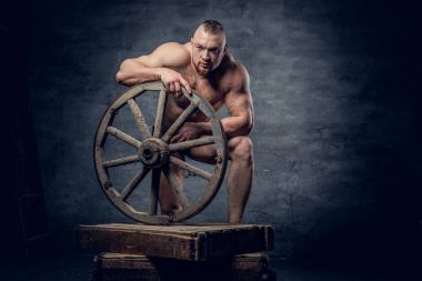 Stüdyo portre gömleksiz adam