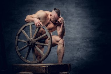 Stüdyo portre gömleksiz adam