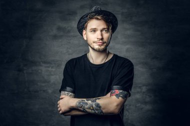 Çapraz dövmeli kolu olan erkek