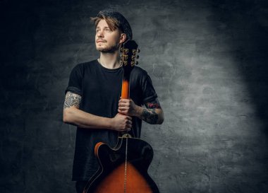 Şık hipster gitar tutar 