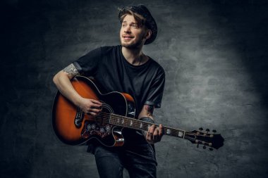 Gitar çalan melodi oynarken