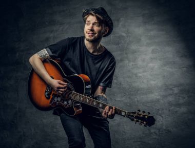 Gitar çalan melodi oynarken