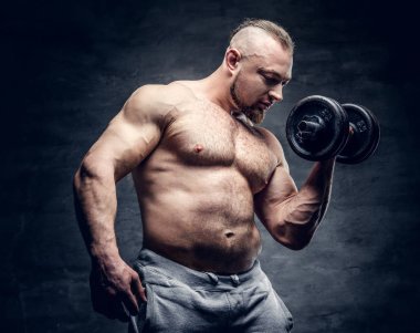 Atletik erkek halterle poz 