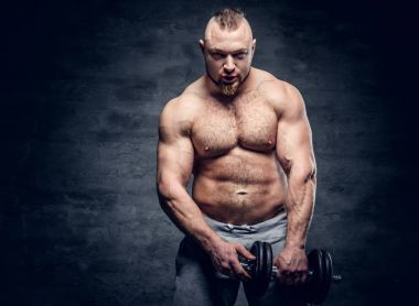 Gömleksiz vücut dumbbell tutar