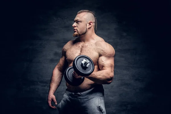 Shirtless bodybuilder houdt van halter — Stockfoto